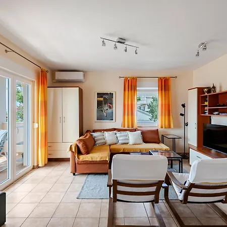 Sea-view Apartments, 2 Bedrooms, 2 Baths, 50 Meters From Beach! Traù
