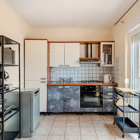 Sea-view Apartments, 2 Bedrooms, 2 Baths, 50 Meters From Beach! Traù
